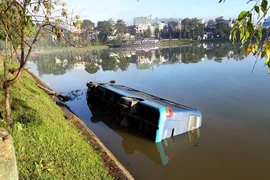 Tài xế buồn ngủ, xe khách lao xuống hồ Xuân Hương