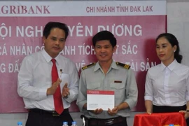 Agribank Đắk Lắk khen thưởng nhân viên ứng phó với cướp