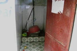 Bán dâm trong phòng tắm vì… nhà quá chật