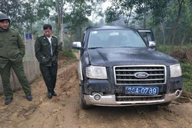 Ô tô chở gỗ liều lĩnh tông hỏng xe kiểm lâm