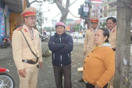 Người phụ nữ 68 tuổi qua lại ngã 4 hàng chục lần
