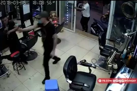 Nổ súng trong tiệm cắt tóc, một người nhập viện