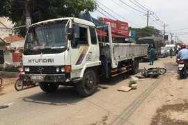 Bình Chánh: Sụp ổ gà, thanh niên nguy kịch dưới xe tải