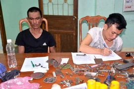 Mang kiếm chạy xe máy còn đưa theo ma túy, báng súng