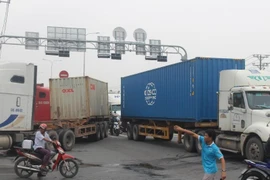 Container chết máy, ô tô nằm nối đuôi khu cầu vượt Linh Xuân 