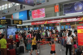 Nữ nhân viên hàng không bị khách ném điện thoại vào mặt