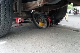 Một người bị cuốn vào gầm xe tải tại ngã tư Linh Xuân
