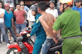 Thanh niên nghi ngáo đá, gặp ai cũng tấn công