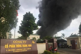 Đang cháy rất lớn tại một công ty nhựa thông 