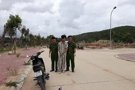 Đang tâm sự với bạn trai, cô gái bị hiếp dâm, cướp vàng