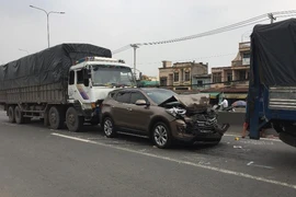 Một loạt ô tô dính chùm trên cầu vượt An Sương