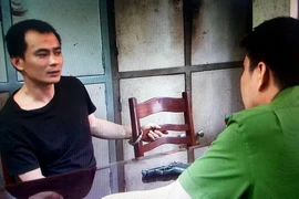 Bắt kẻ trốn truy nã với súng ngắn trong người