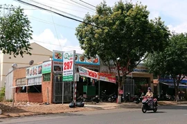 Nhóm thanh niên đi ô tô nổ súng, đánh người tại quán nhậu 