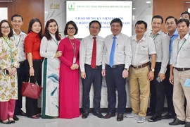 Chủ tịch UBND TP.HCM thăm Trung tâm báo chí TP dịp 21-6