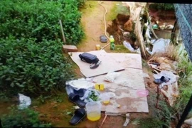 Đôi nam nữ ôm nhau chết dưới hồ nước