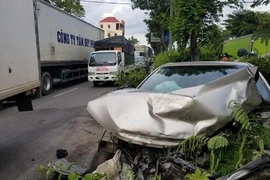 Ô tô 4 chỗ lao qua dải phân cách rồi tông xe tải ở Thủ Đức