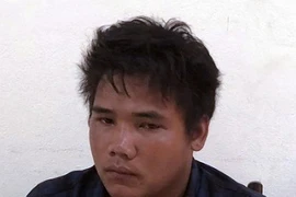 Cha bị té xe, con trai tới đánh hai công an