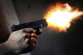 Rút súng bắn đối thủ rồi bỏ trốn