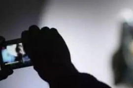 Cô gái 19 tuổi tống tiền người tình 70 bằng clip ‘nóng’