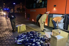Bất ngờ với 2 thùng ghi 'đồ thờ cúng' trên ô tô khách