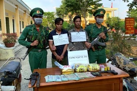 Bắt 2 người mang súng, đạn cùng 3 kg ma túy đá