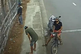 Bắt nhóm leo rào trộm giữa ban ngày ở Nha Trang