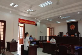 Nữ bị cáo ở chung khách sạn với 3 nam bàn chuyện lừa đảo
