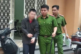 Mở phim đồi trụy cho bé gái 8 tuổi xem rồi làm bậy