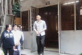 Khó xử vụ nam thanh niên mang súng điện đi mua xe máy