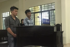 Hai thanh niên làm bậy khi thấy bạn gái nhí say xỉn