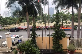 Nhiều người căng băng rôn tập trung trước cổng tòa án