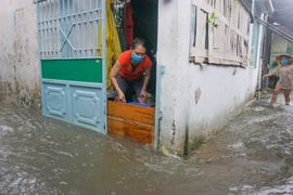Mưa lớn sau bão, nhà người dân Đà Nẵng ngập trong nước