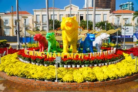 Ngắm linh vật hổ đa dạng màu sắc tại đường hoa Đà Nẵng