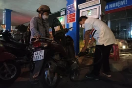 Đà Nẵng: Nườm nượp người đổ xăng trong đêm