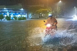 Đường phố Đà Nẵng ngập chưa từng thấy, nhiều phương tiện chết máy trong đêm