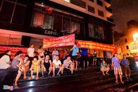 Bị cắt điện nước, cư dân căng băng rôn phản đối Kinh Đô