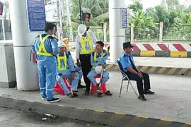 Phút thảnh thơi của nhân viên BOT Cai Lậy khi xả trạm