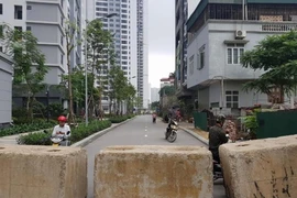 Phá rào chắn ở đoạn đường 2 chung cư đang tranh chấp