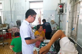 Điều tra vụ gần 200 người nhập viện nghi ngộ độc sau tiệc cưới