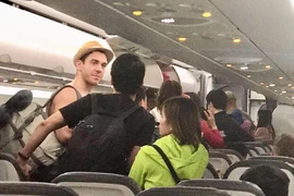 Sau hơn 6 giờ chờ đợi và 90 phút trên máy bay, hành khách được đưa lại nhà ga chờ... thông báo mới