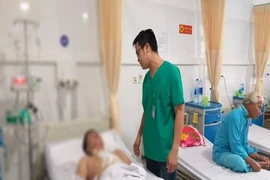 Bị kéo đâm trúng tim khi dọn dẹp bàn học cho con
