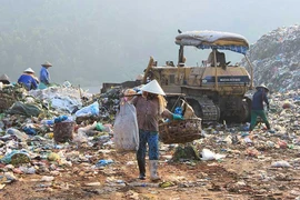 Đà Nẵng bố trí phương tiện bảo hộ cho công nhân tại bãi rác 