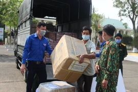Thành đoàn Đà Nẵng trao quà hỗ trợ các khu cách ly tập trung