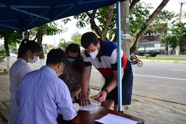 Vứt khẩu trang đã dùng ra vỉa hè bị phạt đến 7 triệu đồng 