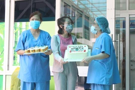 Nữ bệnh nhân 135 tặng bánh kem cảm ơn y, bác sĩ Đà Nẵng 