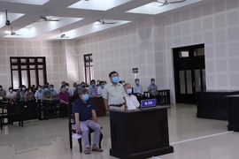 Cựu tổng giám đốc công ty xây dựng và thuộc cấp hầu tòa