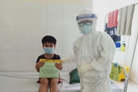 Y bác sĩ Đà Nẵng tặng quà các em nhỏ đang điều trị COVID-19