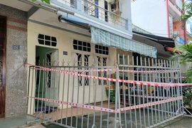 'Vượt rào’ ra ngoài khi cách ly COVID-19, một gia đình bị lập rào sắt trước nhà