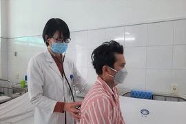 Thợ hồ bị hóc đinh do ngậm đinh nói chuyện trong lúc làm việc