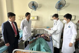 Thứ trưởng Bộ Y tế Trần Văn Thuấn thăm hỏi nạn nhân vụ tai nạn ở Quảng Nam